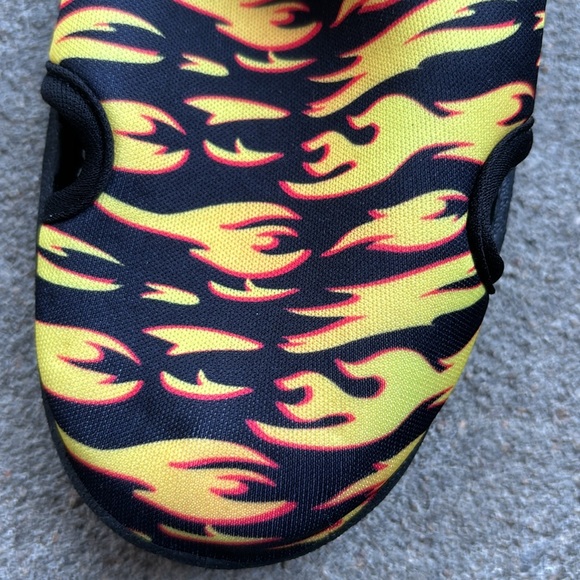 NWT Zoogs Black Water Beach Shoes Velcro Close Flame Design open Heel Boys 3 - Picture 3 of 12